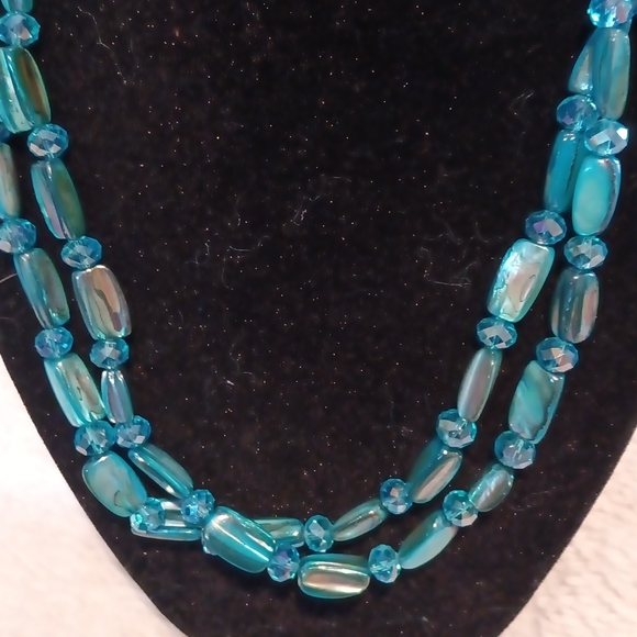 Gorgeous turquoise blue shells and turquoise crystals necklace - Picture 2 of 3